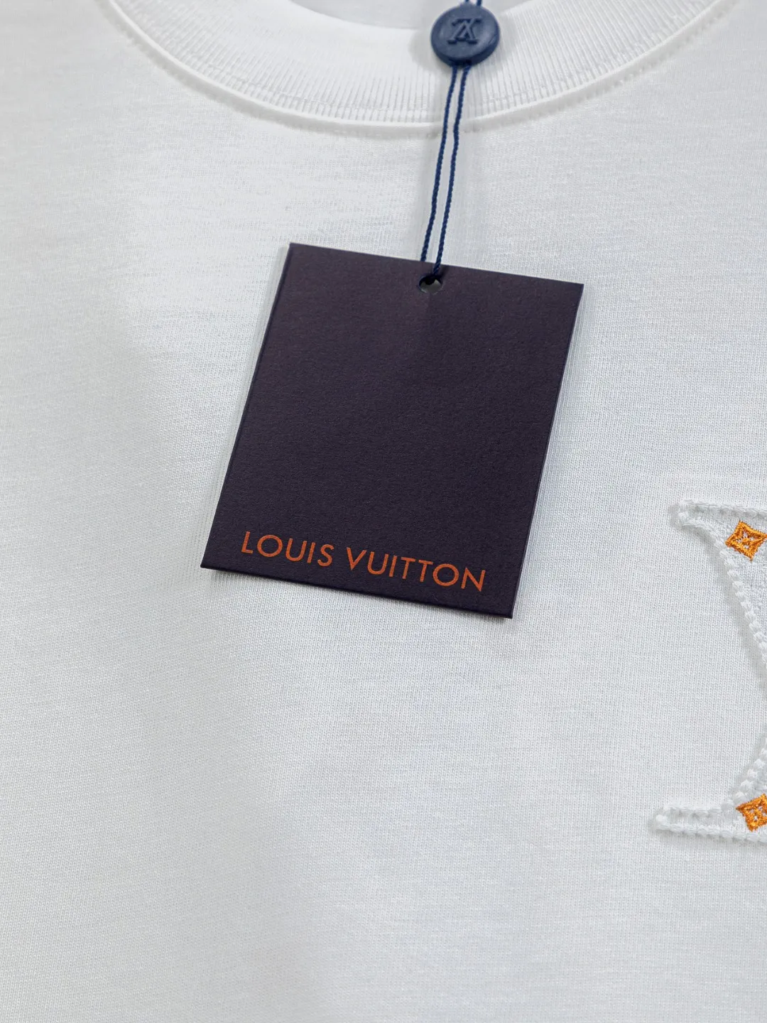 🅿️190 Louis Vuitton 1V LV micro-wide version S-XL LV 26ss New product counters are on the shelves at the same time Multiple craftsmanship Three-dimensional hollow gold dot letters embroidery on the chest🪡logo Large logo embroidery on the back hollow gold dot letters🪡logo Short-sleeved T-shirt Round neck short-sleeved T-shirt, the same style for men and women! Consigned to one-to-one creation. Synchronized with the official website, pure cotton fabrics at the counter! It is close to the skin and comfortable, durable and easy to wear. It has a classic and simple logo design and meticulous original craftsmanship. Short-sleeves, a must-have item for men, do not appear to be the same for the general public, but must be unique and eye-catching. This LV short-sleeve is all about quality, comfort, the same shape and fashion as always, including fabrics and cutting techniques. All of them have been made with great effort! 320 grams of washed pure cotton fabric, pure cotton is breathable, very refreshing and comfortable for daily wear. The rib knitting on the neckline is smooth and tight, and the neckline will not be skewed if you toss it at will. The loose version, you will find that it looks really good on the upper body. The overall is minimalist and neat, super versatile for daily use! Pair it casually with a pair of pants for a youthful look. A T-shirt will make your outfit crazy. It is a fashionable item that can never go wrong! Color: Black White Pink Size: S-XL Size chart: S: Shoulder width 50-Bust 56-Length 70 M: Shoulder width 52-Bust 57-Length 72 L: Shoulder width 54-Bust 59-Length 74 XL: Shoulder width 56-Bust 62-Length 76